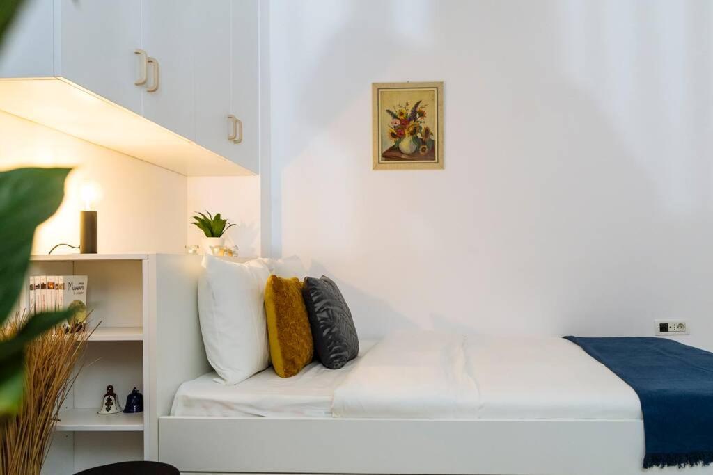 Studio With Private Terrace Next To Cismigiu Букурещ Екстериор снимка